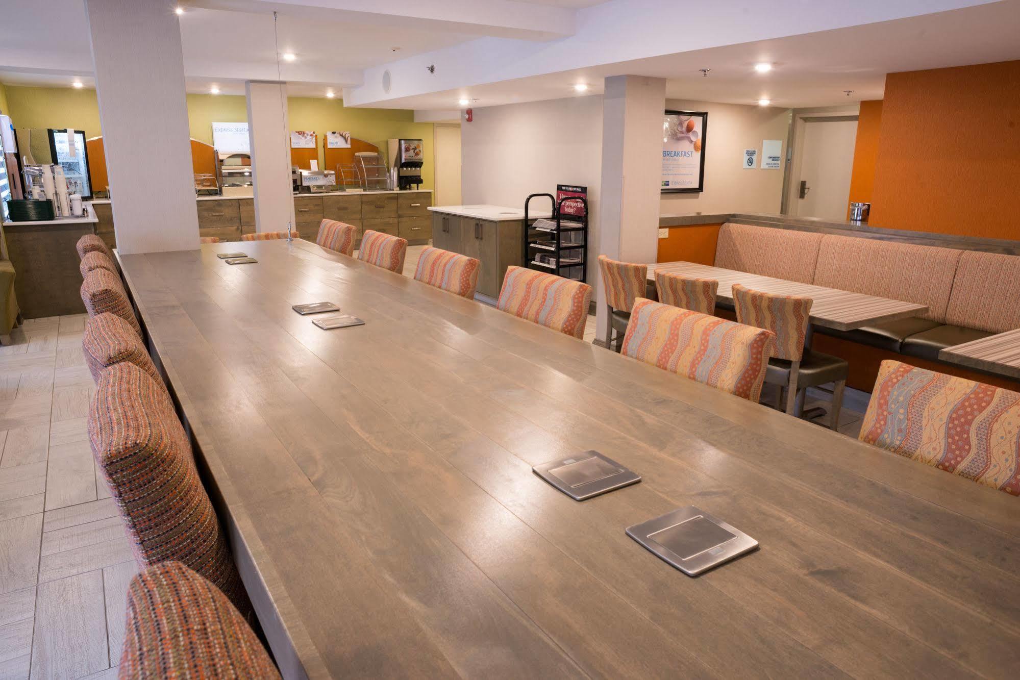 Holiday Inn Express Hotel & Suites Uptown Fredericton By Ihg Extérieur photo